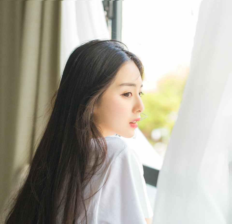 “夫君~”一名美妇带着一股慵懒的风情来到刘璝身后，轻声唤道。